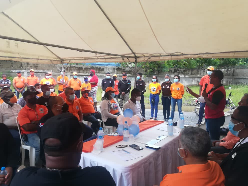 DefensaCivilPSD's tweet photo. #DefensαCıvılPsd
Fue juramentado este sábado como nuevo Director municipal de la #DefensaCivilPsd en los 📍#Alcarizos, el señor Amri Andres Paulino Tapía
El acto estuvo encabezado por el Director de la Dirección Regional Ozama, el señor Clemencio Aquino junto a una comisión. https://t.co/dGEl0KIqwd