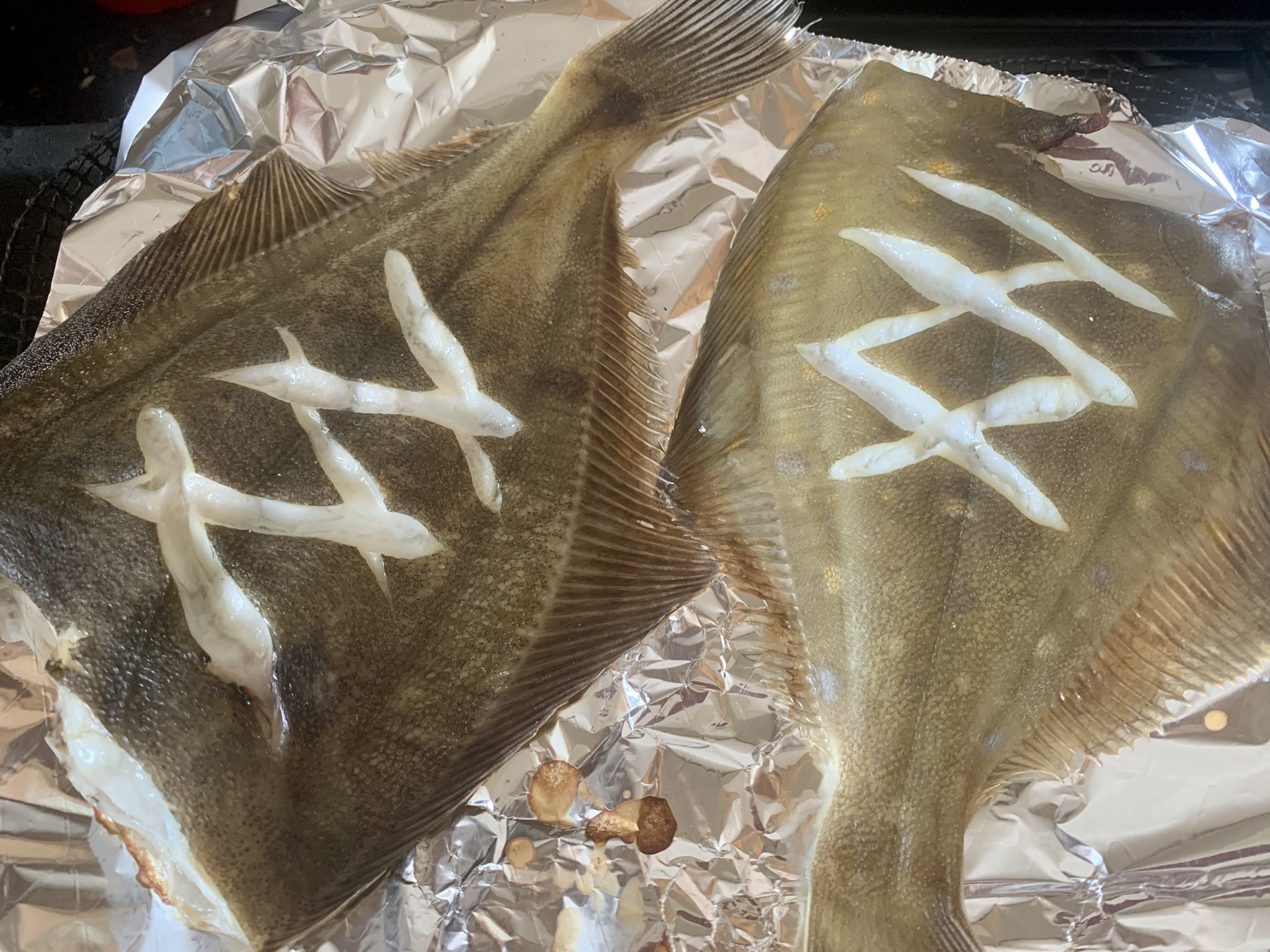 プリヒル姉さん ロンドン魚屋 今日はカレイの塩焼き こちらはplaiceプレイス 煮魚ももちろん美味しいのですが 塩焼きにも このプレイス コラーゲン成分がものすごくあり 翌日には煮凝ってしまうくらいコラーゲン成分がダントツに多い気がします