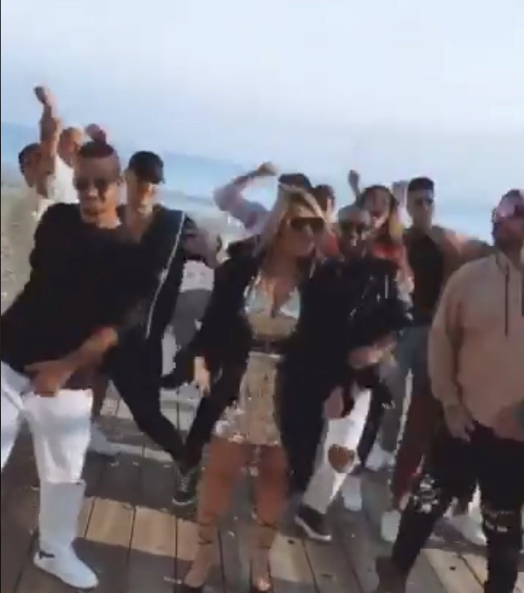 Mentre c’è gente che soffre e che muore per il #Covid la signora di #Mondello diventata famosa per la frase “Non ce n’è Covidde”, fa il suo balletto (con relativo assembramento e senza mascherine). Io ho finito le parole. Invitatela ancora, invitatela