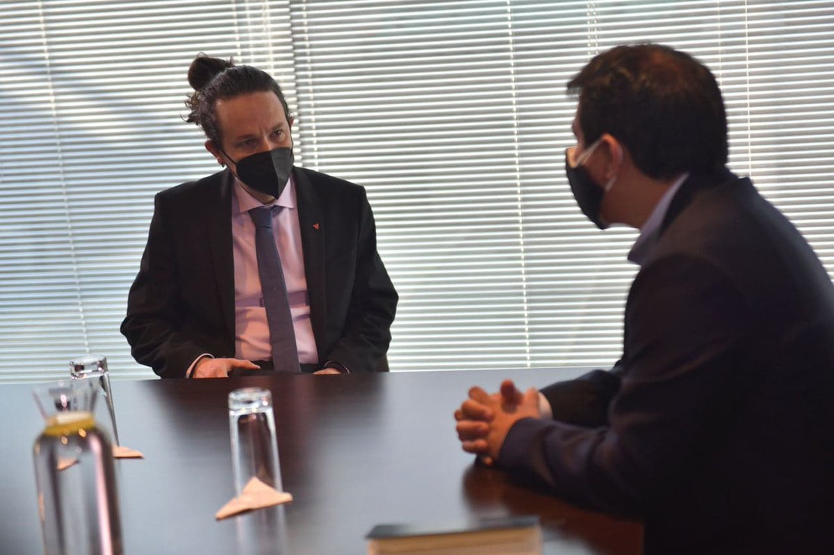 PabloIglesias's tweet image. He tenido ocasión de reunirme en Bolivia con la candidata a la Presidencia de Perú, @Vero_Mendoza_F, y @ecuarauz, candidato a la Presidencia de Ecuador. Representan en sus países la esperanza en un cambio que traiga más justicia social y más democracia.