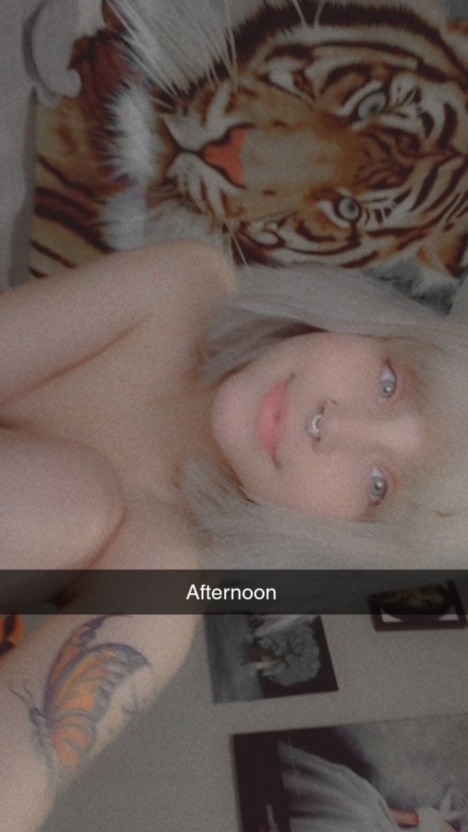 QuirkyLilKitten's tweet photo. GOOD AFTERNOON LOVELY HUMANS #blonde #contentcreator #bisexual #tattooed #pierced #paleskin #modifiedgirls #alternativegirl #skinny #petite #PetiteTeens #sellingcontent #buyingcontent https://t.co/qgMXDqzyCm