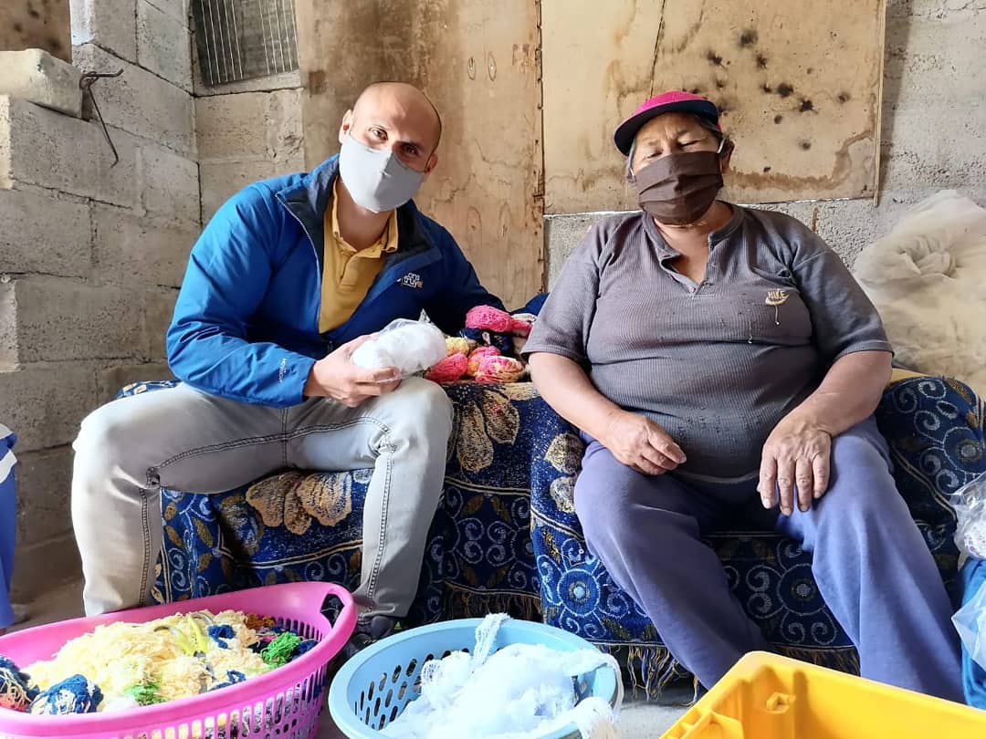 FabrizioZavalaC's tweet photo. Visitamos a la señora Charito en el barrio #Zabala ✔ nos contó de su trabajo y como elabora los waipes 💪🏼 y las necesidades que vive día a día 🙌
Buscamos soluciones y las llevaremos juntos a la Asamblea Nacional 🇪🇨🏛

#FabriZavala 👏
#ConstruyendoFuturo ✔
#ConLaGente 🤝 https://t.co/plZgclJdYd
