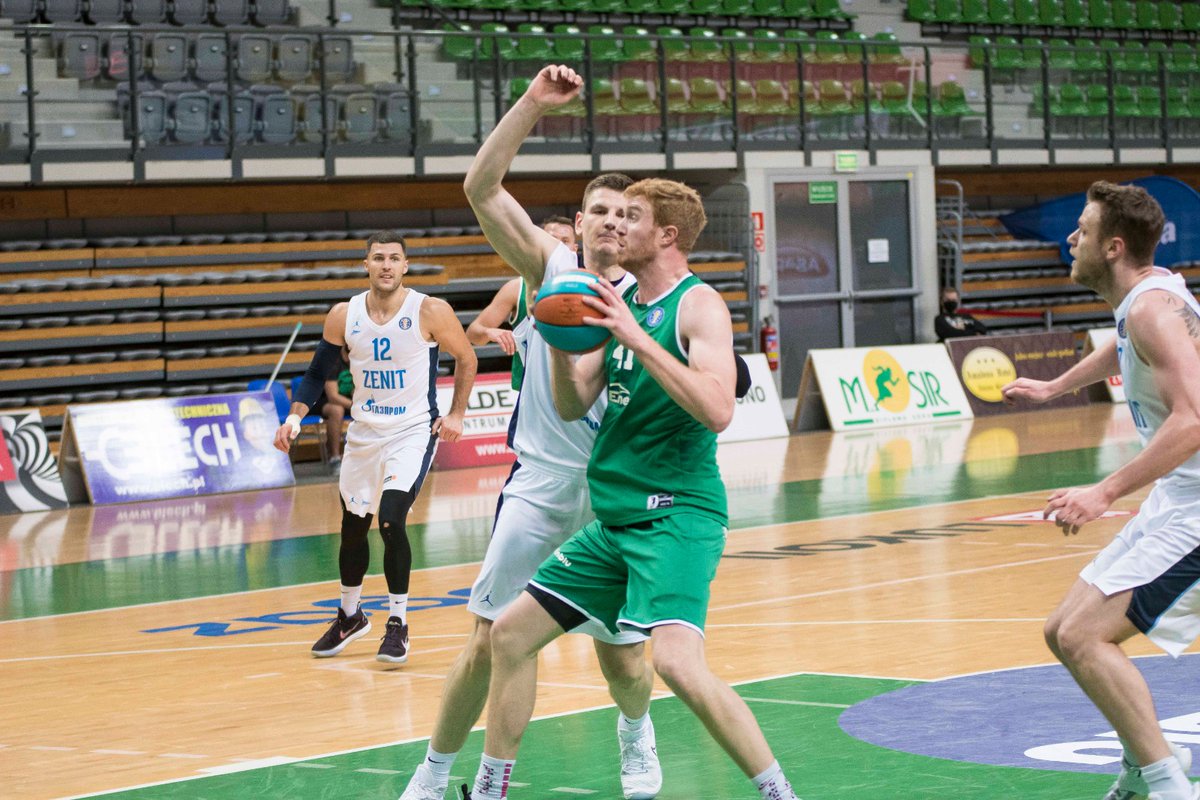 🎙️ | - Wyszliśmy na parkiet spięci, a nie powinno tak być w meczu takim jak dziś. Nikt na nas nie stawiał, więc bez presji powinniśmy grać to co zawsze. Zupełnie nie obchodzą mnie moje punkty. Wolałbym zdobyć 0 punktów niż ponad 20, ale wygrać z Zenitem - powiedział <a href="/GGroselle/">Geoffrey Groselle</a>.