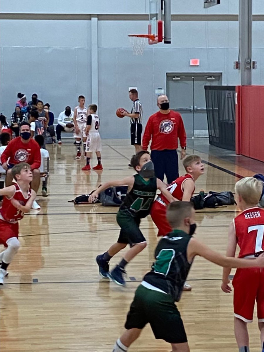 LegendsSilver10's tweet photo. A couple #SilverLegends battling on the hardwood today. We love our multi-sport athletes!! https://t.co/YMgVSvf0EZ