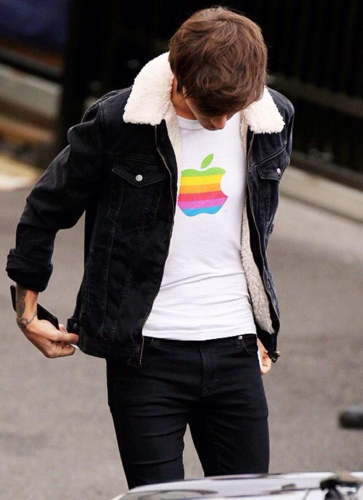November 7th 2014.. Louis arrived at the XFactor studios wearing a shirt with an Apple logo in rainbow colors on it. It’s a little over a week ago that Apple CEO Tim Cook came out as being gay..