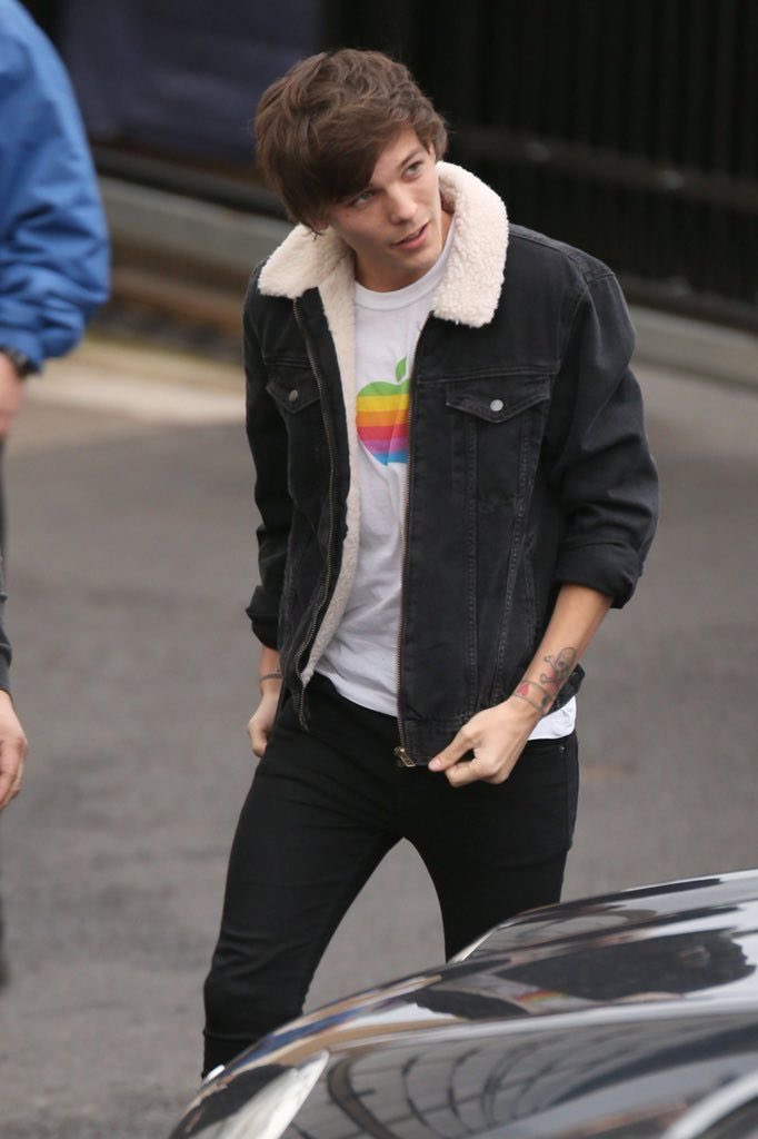 November 7th 2014.. Louis arrived at the XFactor studios wearing a shirt with an Apple logo in rainbow colors on it. It’s a little over a week ago that Apple CEO Tim Cook came out as being gay..