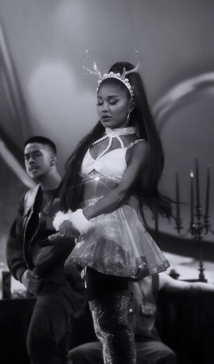 throwbackagb's tweet photo. Ariana kicked off the second North American leg of the Sweetener World Tour in Uniondale, New York 1 year ago today (9th November 2019) https://t.co/d7dfMkXjDR