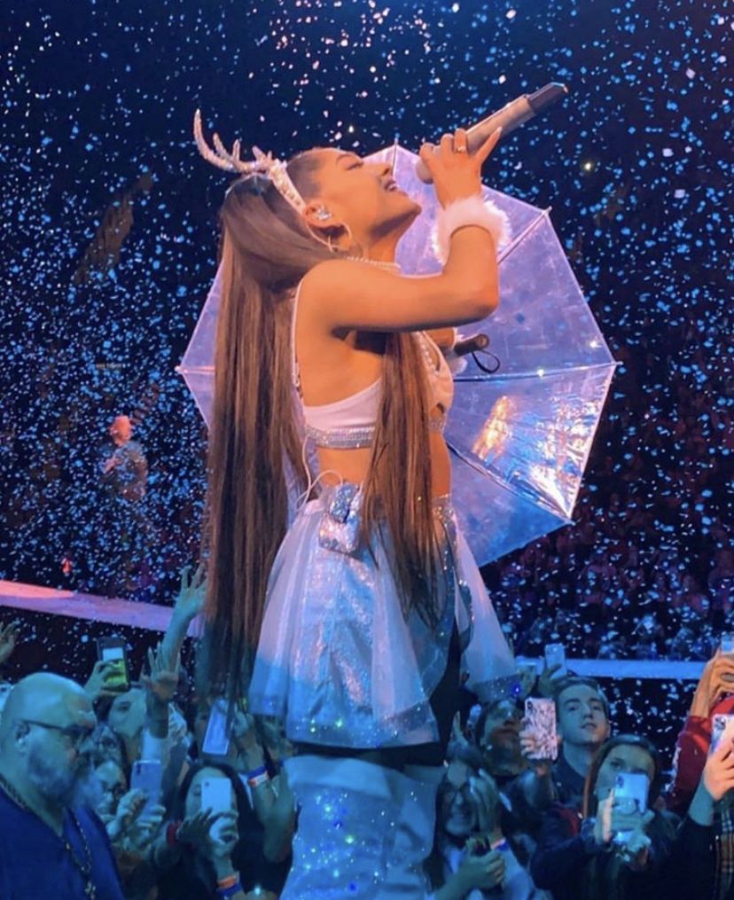 throwbackagb's tweet photo. Ariana kicked off the second North American leg of the Sweetener World Tour in Uniondale, New York 1 year ago today (9th November 2019) https://t.co/d7dfMkXjDR