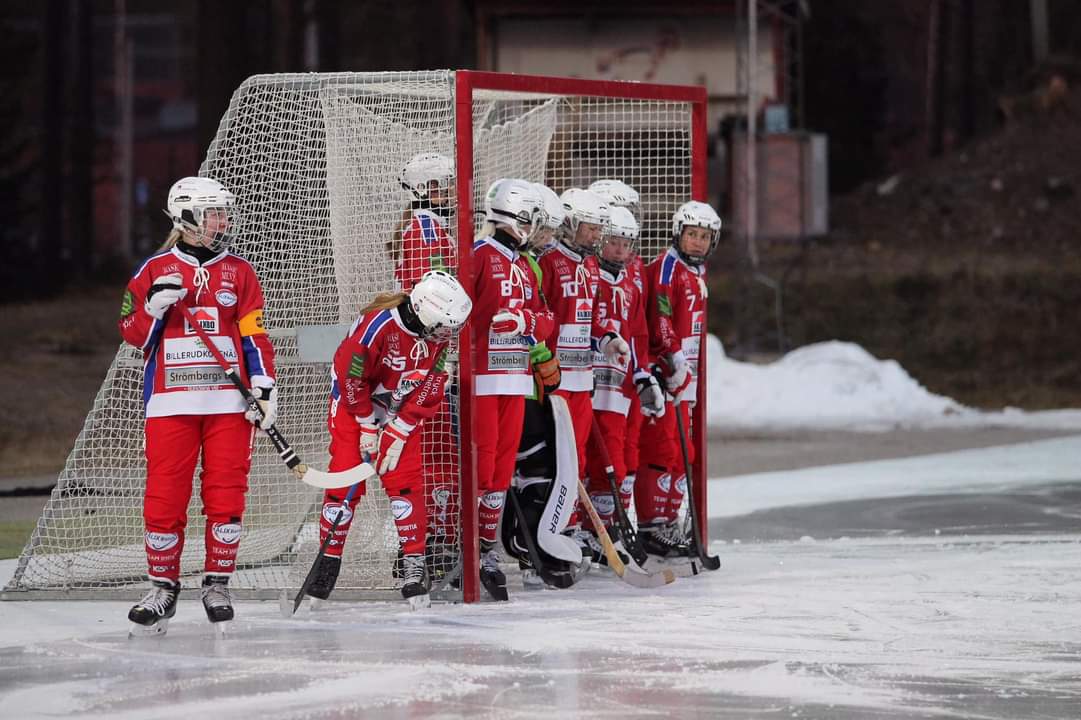 Seriepremiärer och seger 4-0 mot ett hårt jobbande Umedalen. Lite skakigt i början från våran sida, men efter 15 minuter började spelt komma mer och mer. I andra halvlek flöt det på fint med alla spelar delaktiga i offensiven som defensiven.
#kalixbandydam
