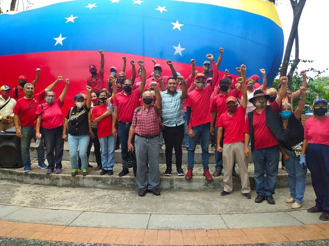 OrtilezAlexis's tweet photo. ¡Comuna o nada!

En la Plaza Bolívar del Mp. San Diego se llevó a cabo el día la juramentación del Comandito de Campaña Cacique Queipa.

En compañía de los Comuneros y la Milicia del municipio, disfrutamos del talento Sandiegano de Diego Rodríguez.

#VenVamosJuntos https://t.co/vu8we8T28S