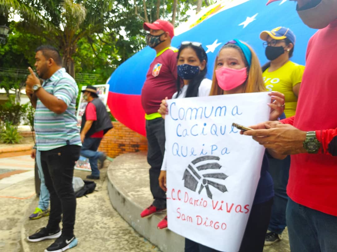 OrtilezAlexis's tweet photo. ¡Comuna o nada!

En la Plaza Bolívar del Mp. San Diego se llevó a cabo el día la juramentación del Comandito de Campaña Cacique Queipa.

En compañía de los Comuneros y la Milicia del municipio, disfrutamos del talento Sandiegano de Diego Rodríguez.

#VenVamosJuntos https://t.co/vu8we8T28S