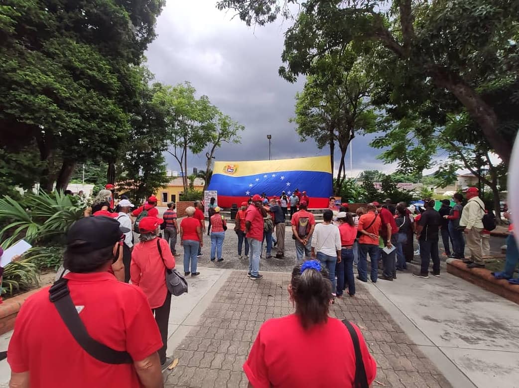 OrtilezAlexis's tweet photo. ¡Comuna o nada!

En la Plaza Bolívar del Mp. San Diego se llevó a cabo el día la juramentación del Comandito de Campaña Cacique Queipa.

En compañía de los Comuneros y la Milicia del municipio, disfrutamos del talento Sandiegano de Diego Rodríguez.

#VenVamosJuntos https://t.co/vu8we8T28S