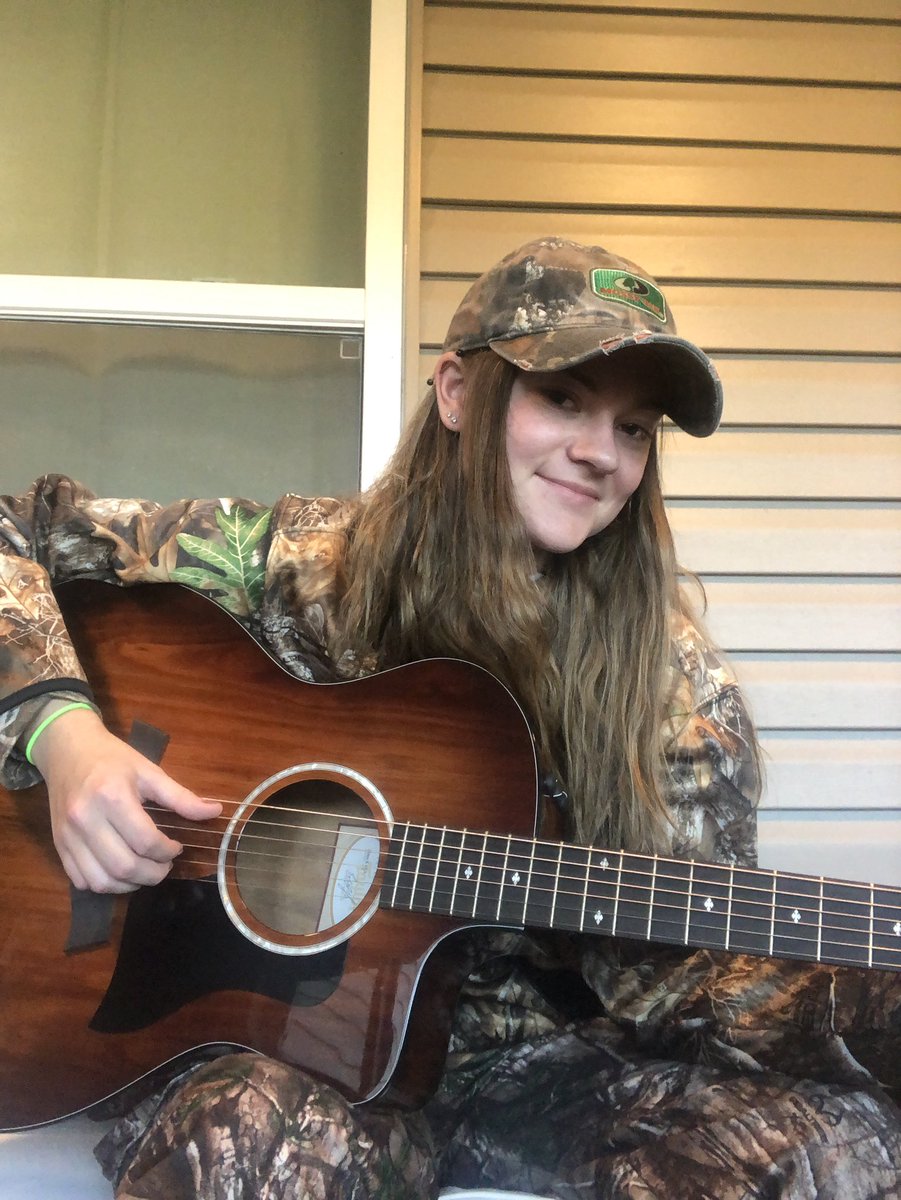 When you’re writing a song at 1 but have to be in the stand at 3 😁😂🦌 #songwriter #smiLynn #camo