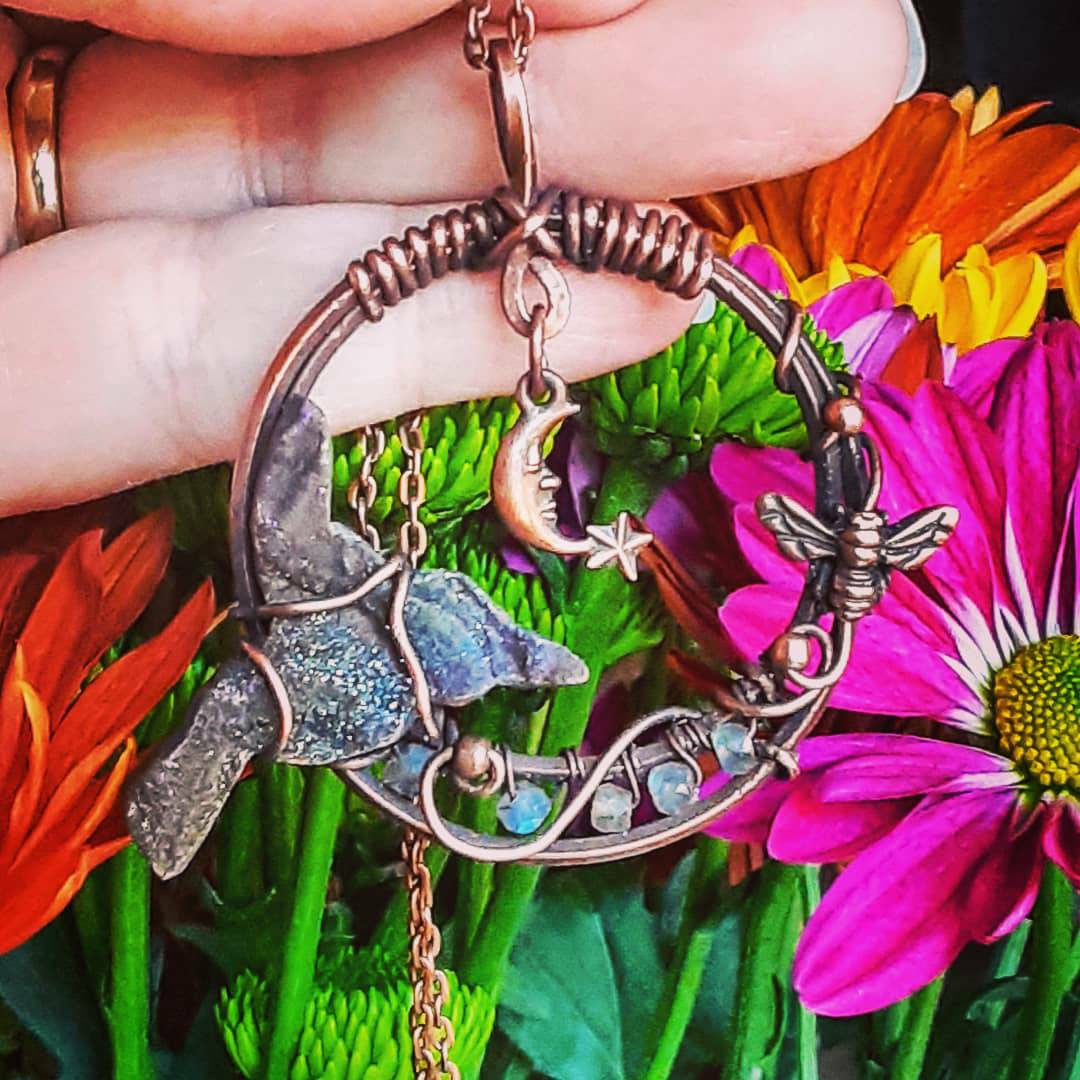 BrookeB38491557's tweet photo. Now available in my #etsy shop: https://t.co/VdGw3sp17A Hummingbird & Copper Bee Moon Necklace,
#copper #starscelestial #moon #moonstone #hummingbird #druzy #bohohippie #artisanhandmade #copperwirewrap https://t.co/P7eAn8HMwm