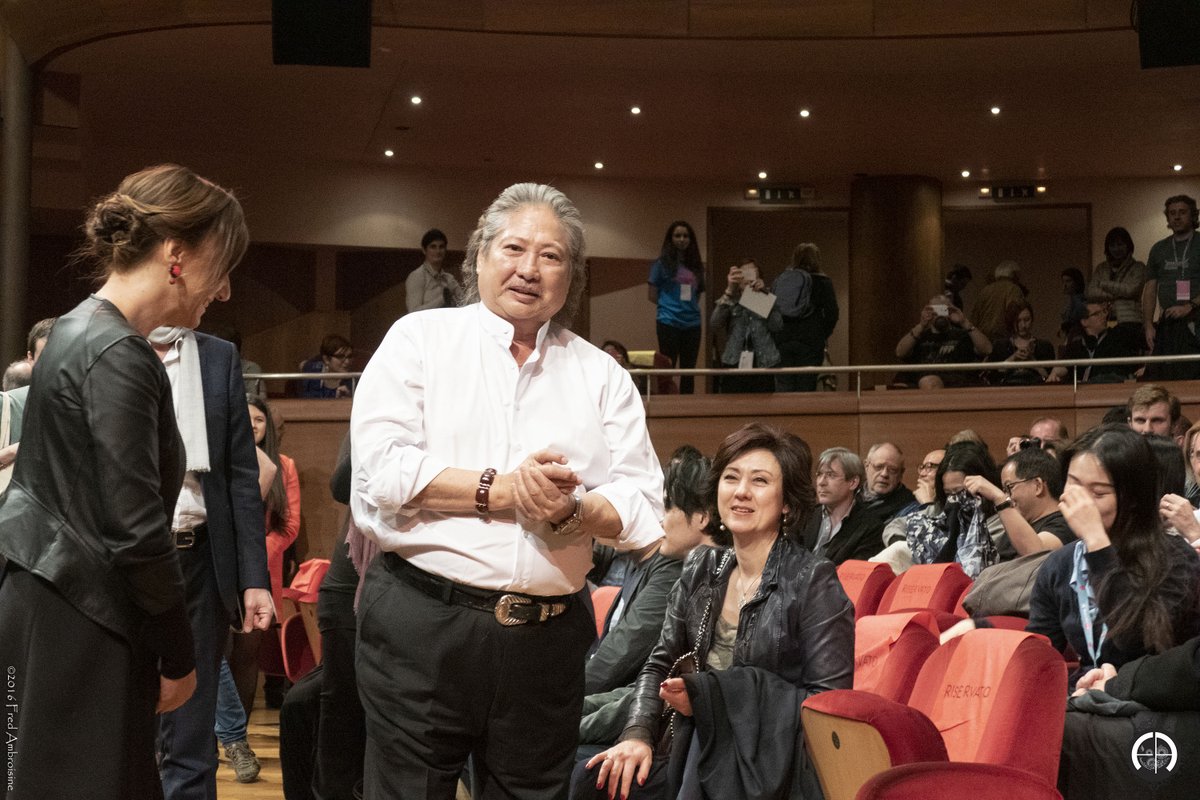 fredambroisine's tweet photo. Flashback : Great memories from #FEFF2016
@fareastfilm Apr. 30th 2016; The standing ovation for #SammoHung 洪金寶 after the screening of The Bodyguard 特工爺爺 which marked his great return to directing. #HongKongCinema #FredAmbroisinePhoto #JoyceGodenzi https://t.co/DpNnQB7tCs https://t.co/fFenfushVo