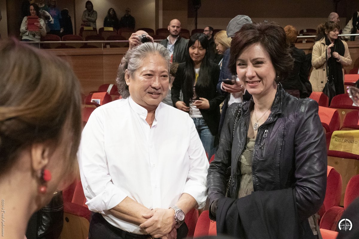 fredambroisine's tweet photo. Flashback : Great memories from #FEFF2016
@fareastfilm Apr. 30th 2016; The standing ovation for #SammoHung 洪金寶 after the screening of The Bodyguard 特工爺爺 which marked his great return to directing. #HongKongCinema #FredAmbroisinePhoto #JoyceGodenzi https://t.co/DpNnQB7tCs https://t.co/fFenfushVo