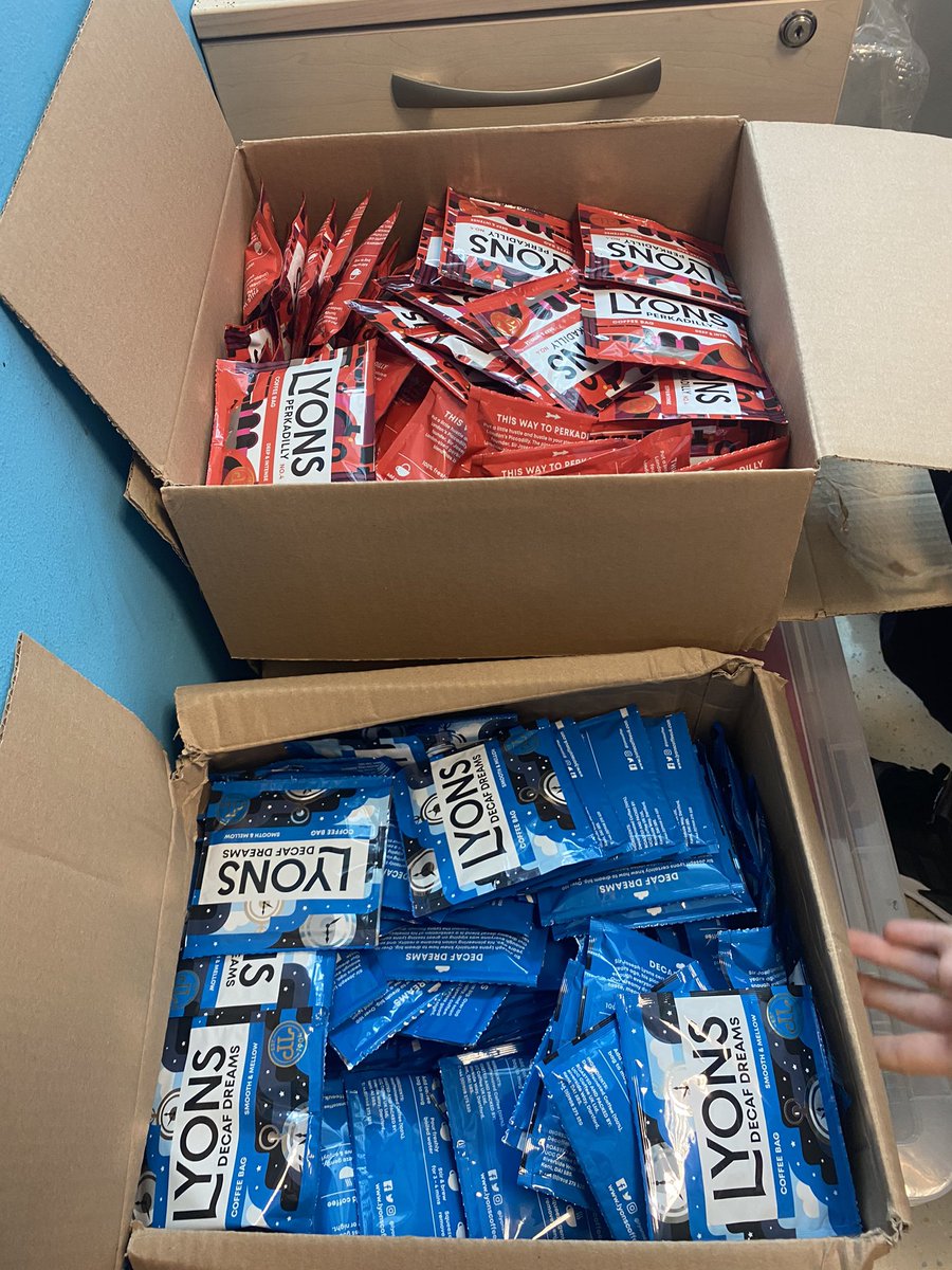 “These Lyons #decafdreams &amp; #Piccadilly packs were well received by the staff on T08. It is much appreciated!” #nhs #uclh #t08 #tgr8 #infectiousdiseasesward #lyons 🌈
