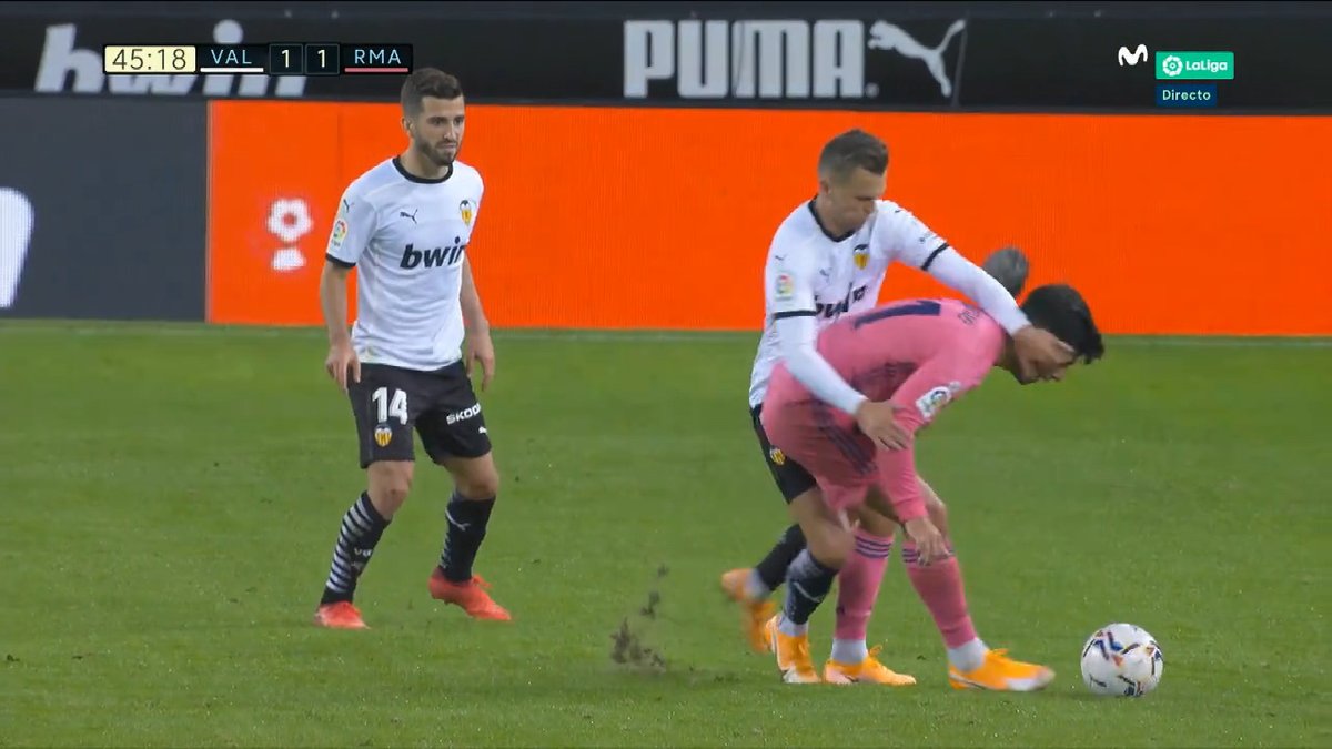 marca's tweet photo. ❌ "Hay falta de Cheryshev a Asensio en el origen de la jugada del segundo gol del Valencia" https://t.co/Uk94eO9chg #LaPolémica del #ValenciaRealMadrid, por Andújar Oliver, árbitro de @RadioMARCA https://t.co/hUD6lp5Dv1