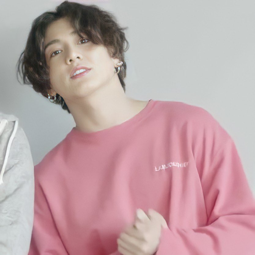 taekookfolder's tweet photo. Taehyung🖤                   Jungkook💗

                              🤝 

             prettiest men to exist https://t.co/jiYdroGrc2