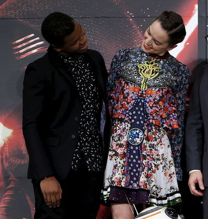 daisy ridley looking at john boyega. a necessary thread: