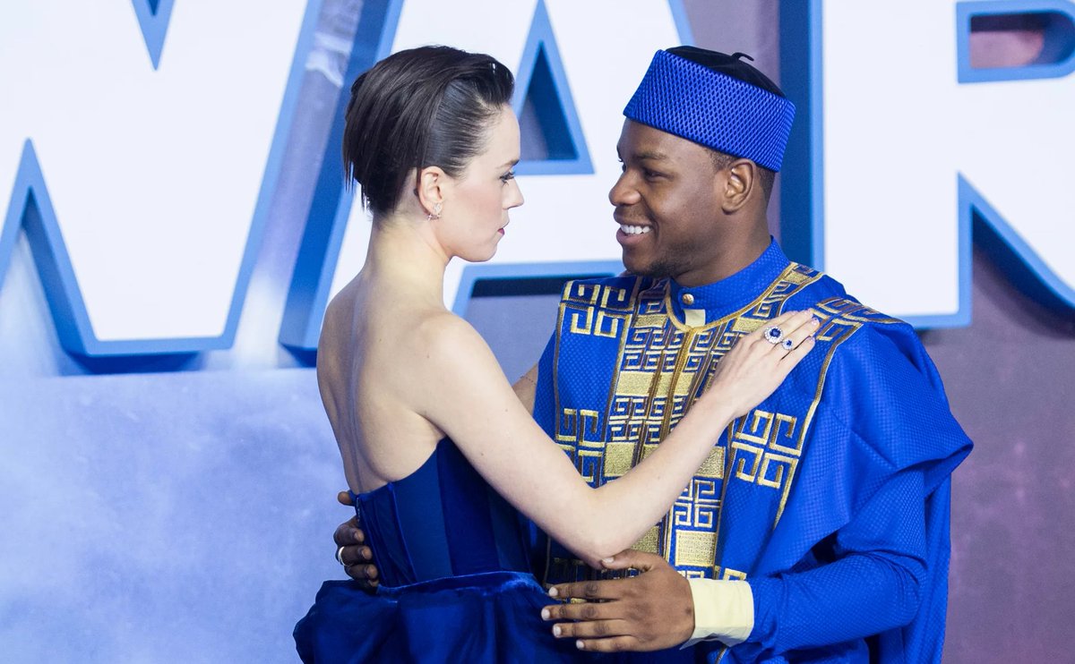 daisy ridley looking at john boyega. a necessary thread:
