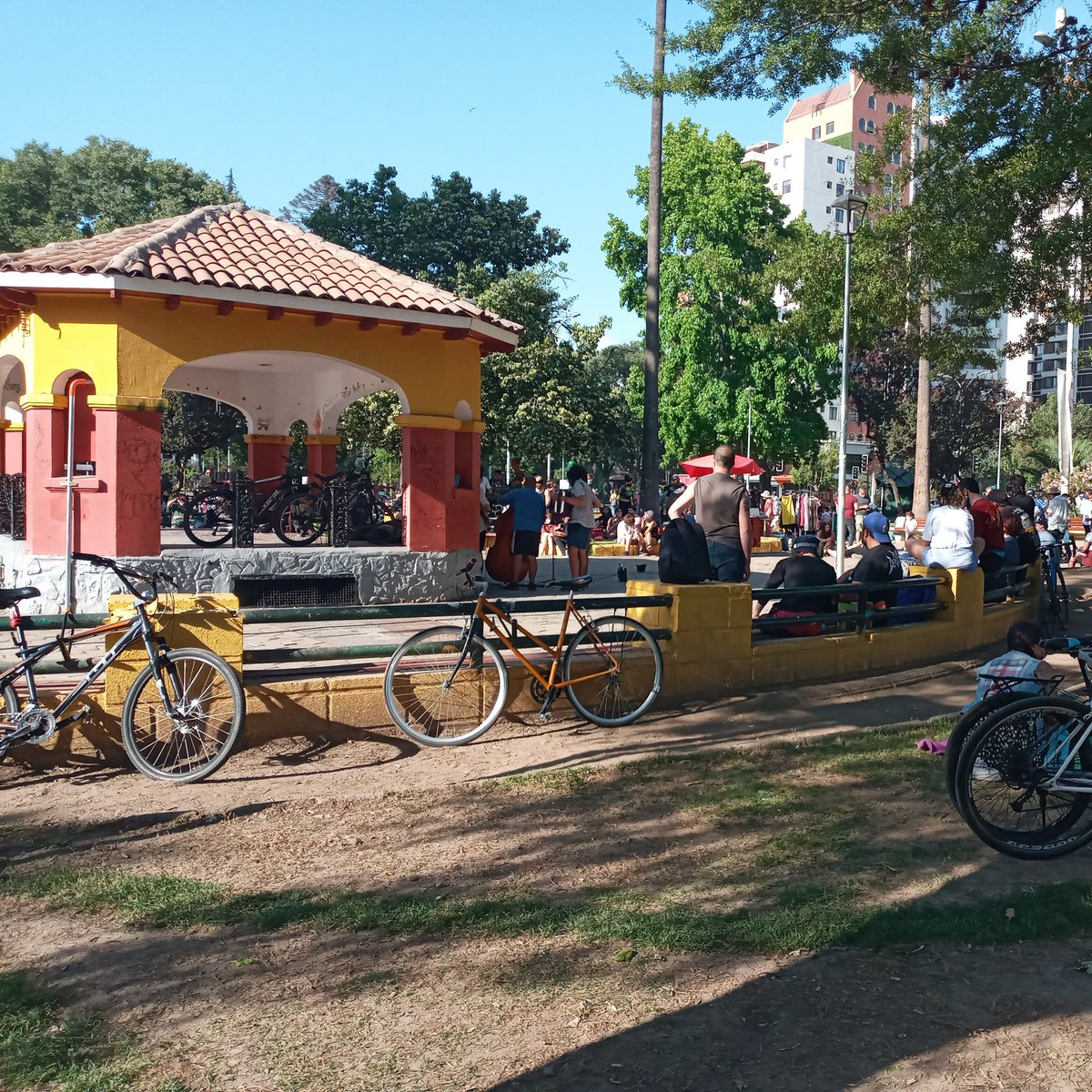 arriagadaPAD's tweet photo. Muchas bicis en Plaza Ñuñoa! Retorno de la vida pública postconfinamientos va de la mano de la movilidad activa y sustentable. De verdad no se entiende porqué #FueraHutt no catalizó respuestas de emergencia para aprovechar el escenario y proteger a todas estas personas. @nunoando https://t.co/fKTAQiySRM