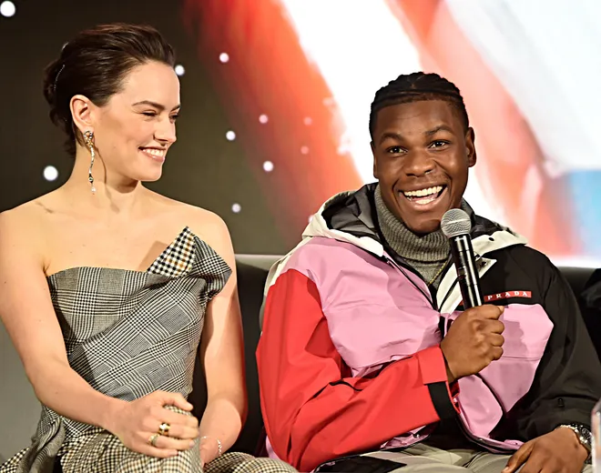 daisy ridley looking at john boyega. a necessary thread: