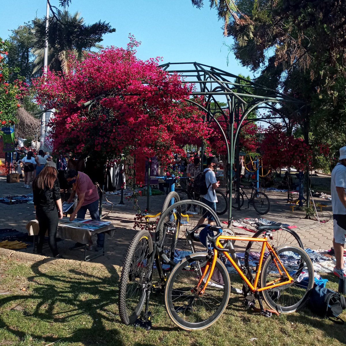 arriagadaPAD's tweet photo. Muchas bicis en Plaza Ñuñoa! Retorno de la vida pública postconfinamientos va de la mano de la movilidad activa y sustentable. De verdad no se entiende porqué #FueraHutt no catalizó respuestas de emergencia para aprovechar el escenario y proteger a todas estas personas. @nunoando https://t.co/fKTAQiySRM