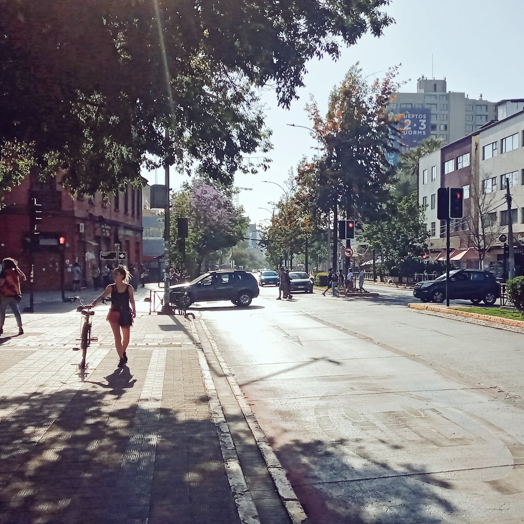 arriagadaPAD's tweet photo. Muchas bicis en Plaza Ñuñoa! Retorno de la vida pública postconfinamientos va de la mano de la movilidad activa y sustentable. De verdad no se entiende porqué #FueraHutt no catalizó respuestas de emergencia para aprovechar el escenario y proteger a todas estas personas. @nunoando https://t.co/fKTAQiySRM