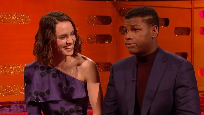 daisy ridley looking at john boyega. a necessary thread: