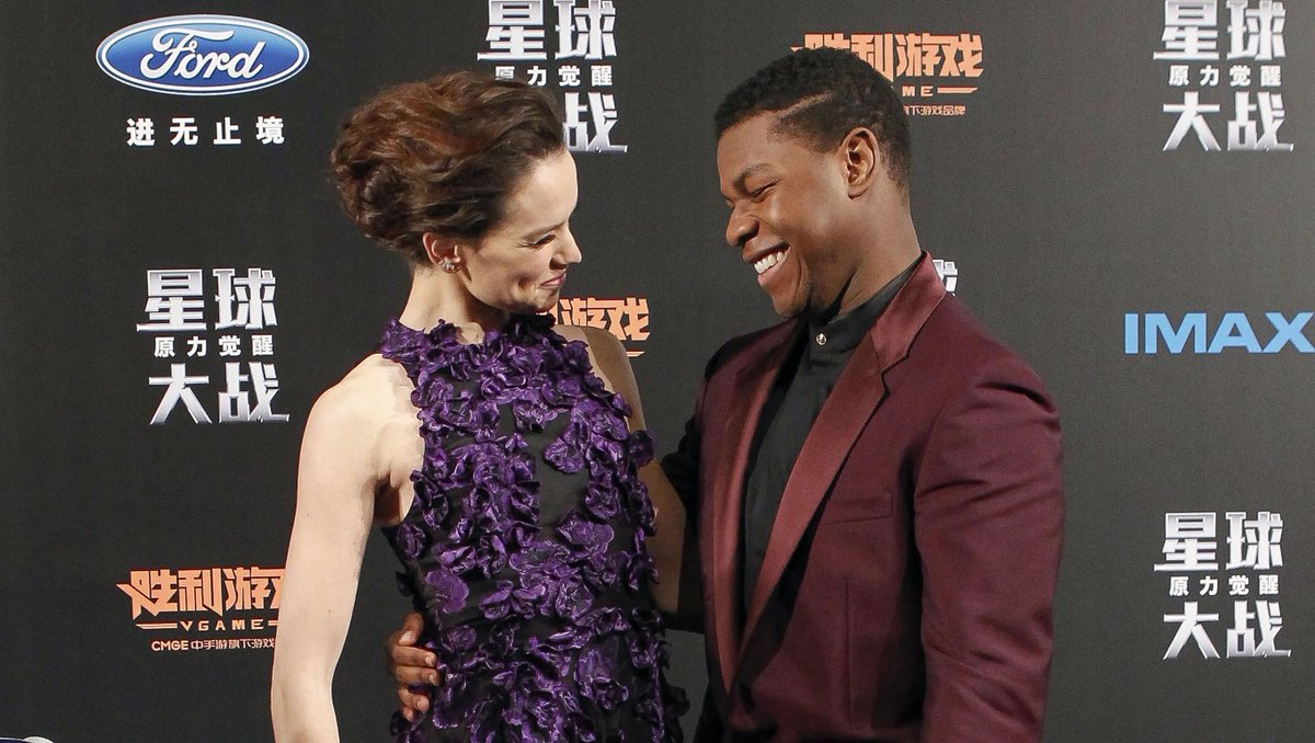 daisy ridley looking at john boyega. a necessary thread: