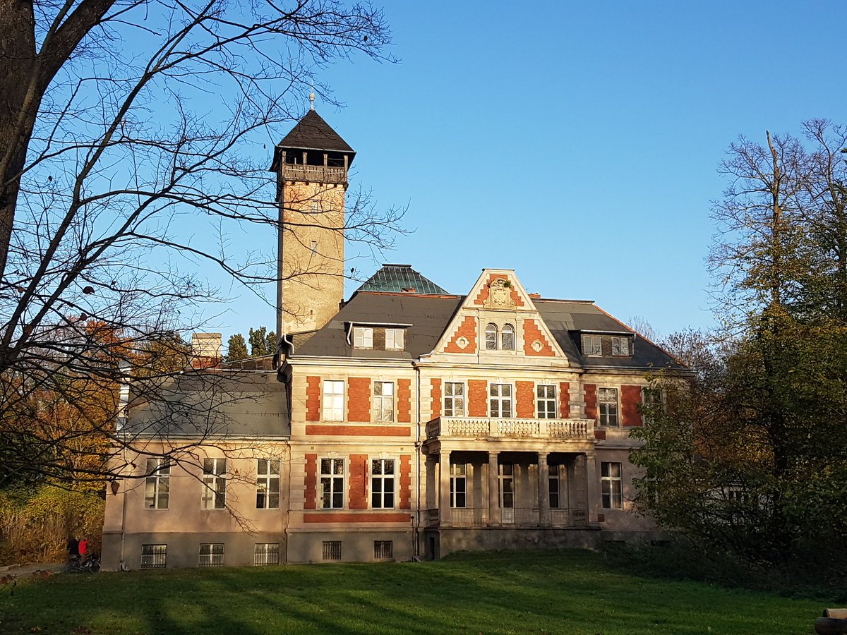 Fans of The Queen's Gambit, German history aficianados: I went out to Schulzendorf near the new BER airport to find the manor house that stood in for Beth's orphanage in the series. It's an evocative place linked to one of Berlin's most illustrious Jewish families (thread)