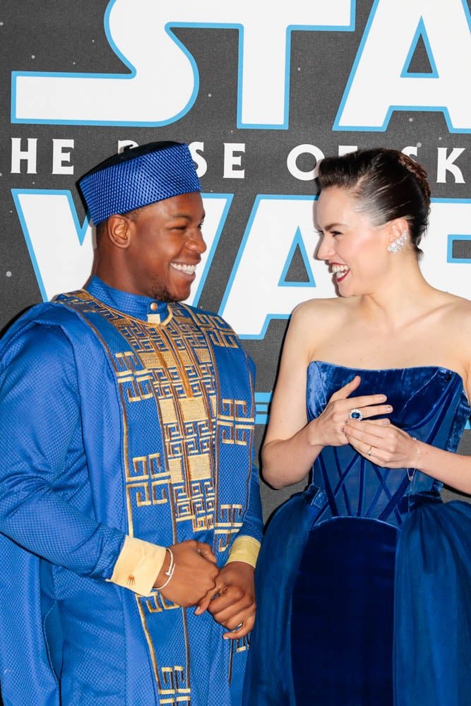 daisy ridley looking at john boyega. a necessary thread:
