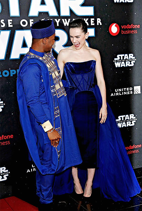 daisy ridley looking at john boyega. a necessary thread: