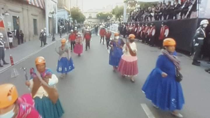 ExtraDigital1's tweet photo. Cholitas escaladoras también participan en el desfile cívico-militar en plaza Murillo, con el objetivo de saludar al nuevo presidente y vicepresidente, @LuchoXBolivia y @LaramaDavid, respectivamente.
#ExtraTeInforma
#TransmisionDeMando2020
#TransmisionDeMando https://t.co/cIA9BdwJyf