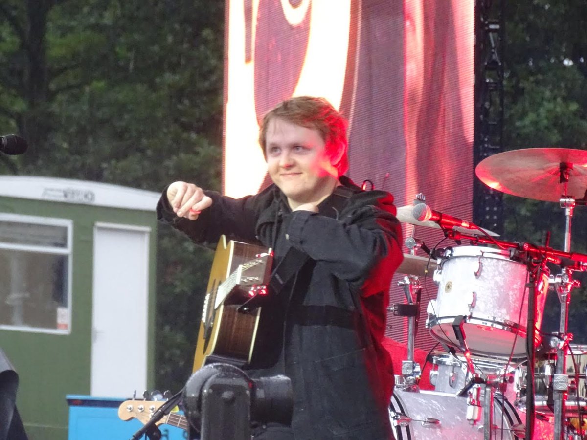 LewisCapaldiARG's tweet photo. Hilo de nuestros shows de Lewis 🥺❤️ este fue el primero en Leeds y le dimos la bandera con todas las firmas ❤️❤️❤️ https://t.co/jaFAGUlM8T
