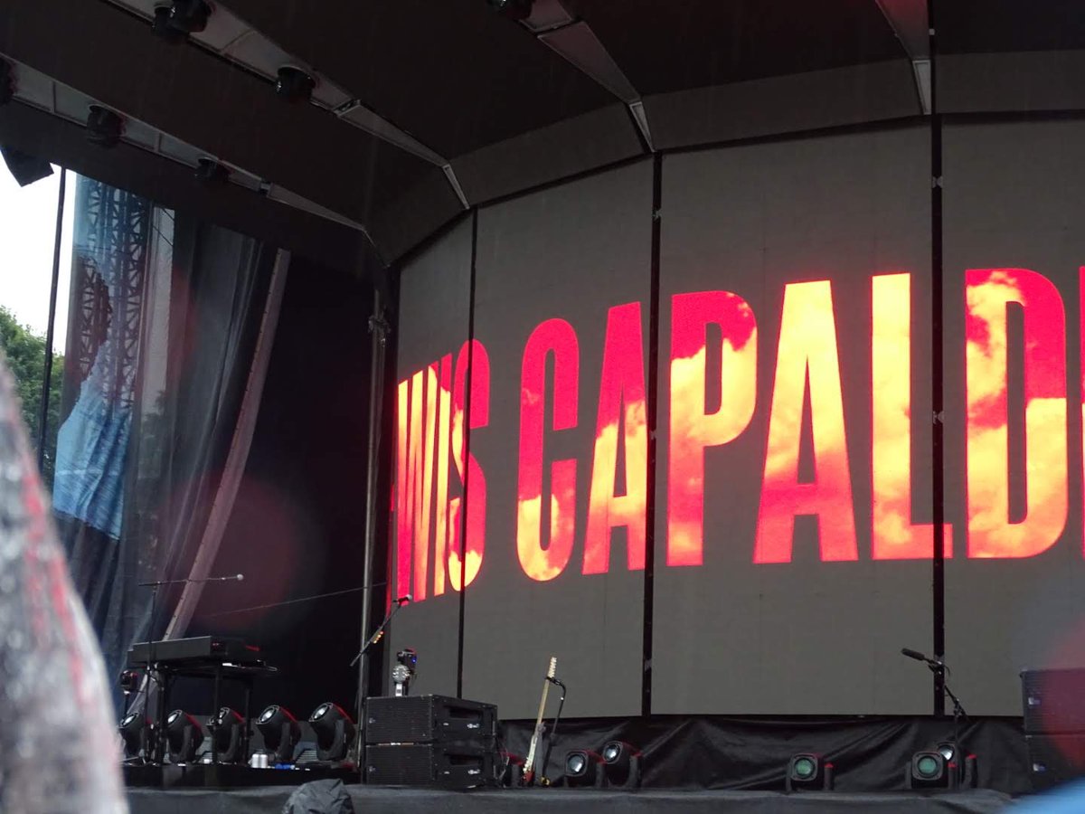LewisCapaldiARG's tweet photo. Hilo de nuestros shows de Lewis 🥺❤️ este fue el primero en Leeds y le dimos la bandera con todas las firmas ❤️❤️❤️ https://t.co/jaFAGUlM8T