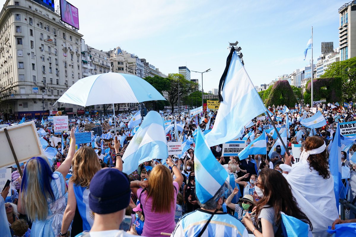 La gente no se expresa más sólo cada 4 años, sino que sale a la calle a defender el país y el futuro. Cómo dirigentes estamos y nos expresamos porque sabemos lo que está en juego. Está en peligro la democracia. Si perdemos la justicia muere la democracia.#8NTodosALasCalles #8N