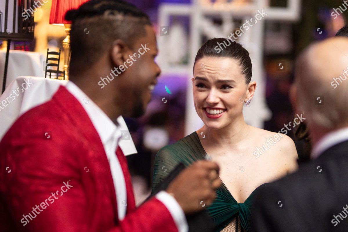 daisy ridley looking at john boyega. a necessary thread: