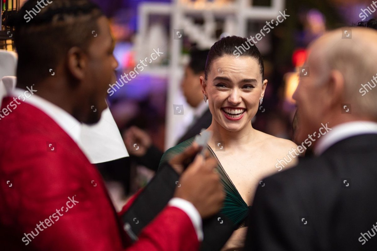daisy ridley looking at john boyega. a necessary thread: