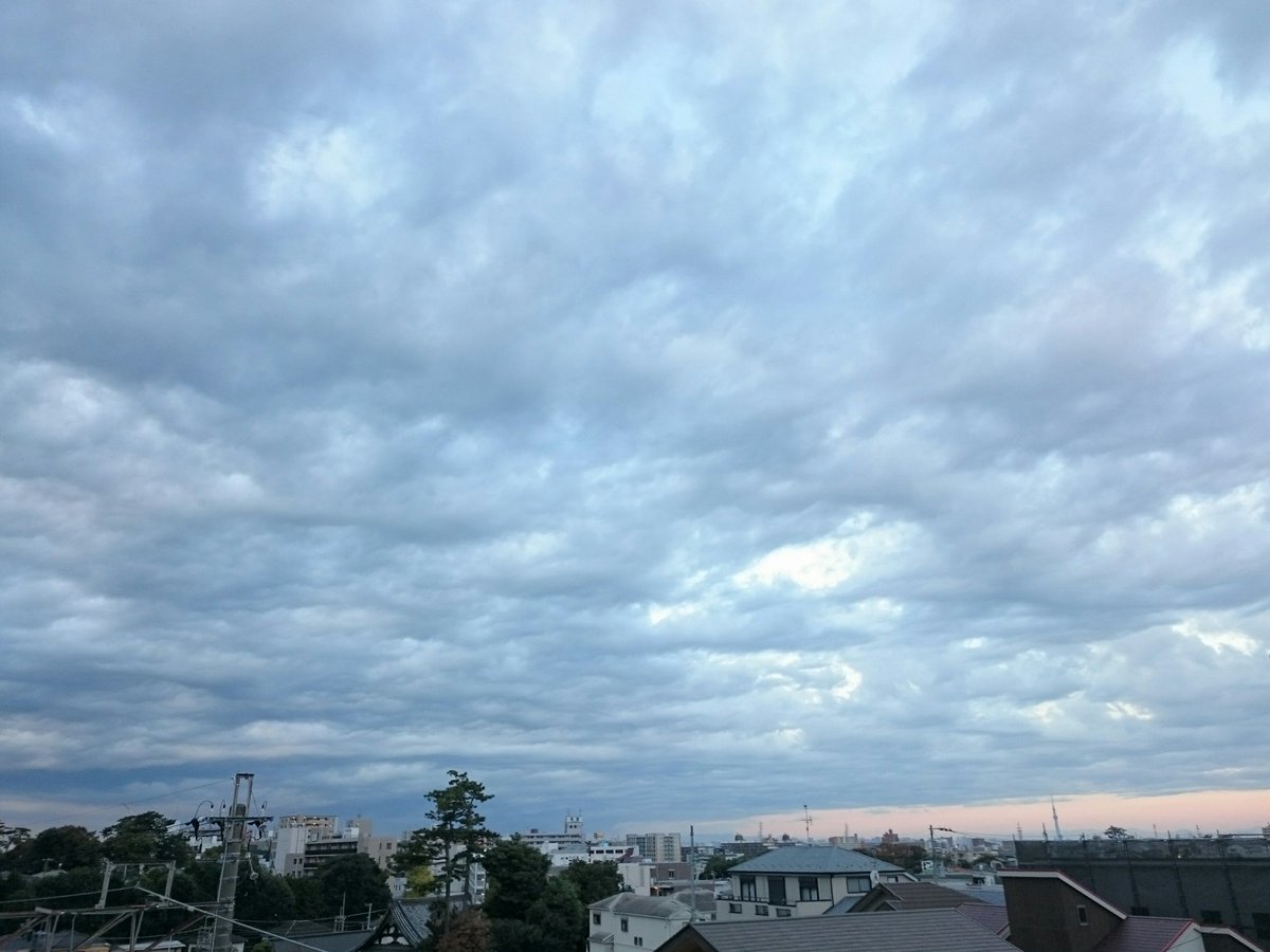 ショーイチ おはようございます アメダスの気温は13 冷たい北風がやや強く 寒い体感です ネッグウォーマーを着けています 今朝は曇り空 ですが 青空も少し見えています 視界は良く 遠くの山々も見えていますよ 皆さんの空はどうですか では良い１日を