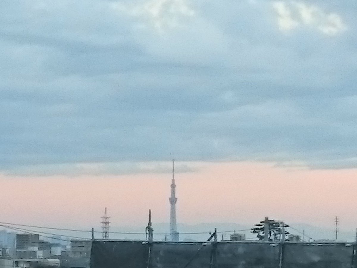 ショーイチ おはようございます アメダスの気温は13 冷たい北風がやや強く 寒い体感です ネッグウォーマーを着けています 今朝は曇り空 ですが 青空も少し見えています 視界は良く 遠くの山々も見えていますよ 皆さんの空はどうですか では良い１日を