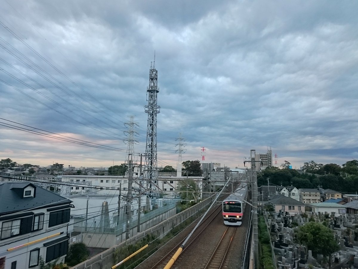 ショーイチ おはようございます アメダスの気温は13 冷たい北風がやや強く 寒い体感です ネッグウォーマーを着けています 今朝は曇り空 ですが 青空も少し見えています 視界は良く 遠くの山々も見えていますよ 皆さんの空はどうですか では良い１日を