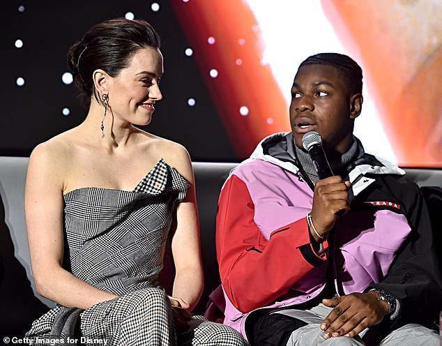 daisy ridley looking at john boyega. a necessary thread: