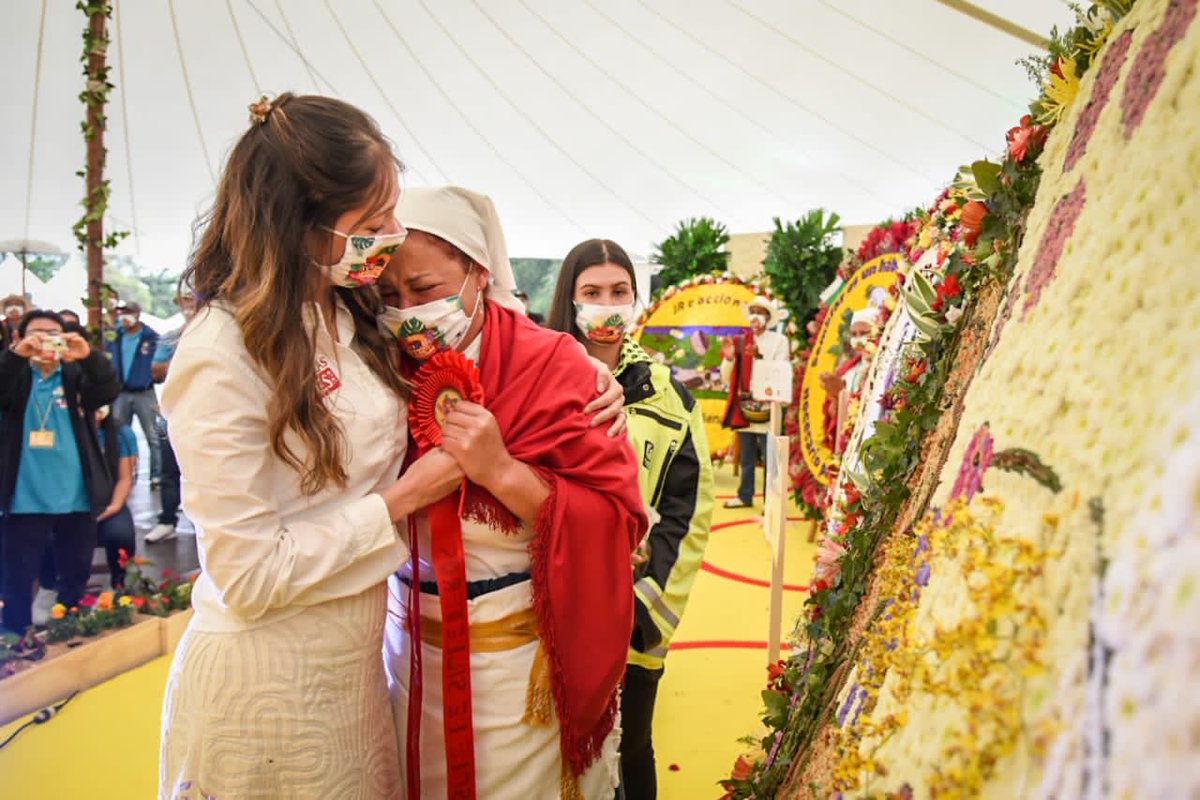 diamaov's tweet photo. La felicidad, las sonrisas, el orgullo, las lágrimas de emoción nos demuestran que el Desfile de Silleteros no podía parar. Mantener viva nuestra tradición nos une #VolveremosAFlorecer https://t.co/2dZTiYmD14