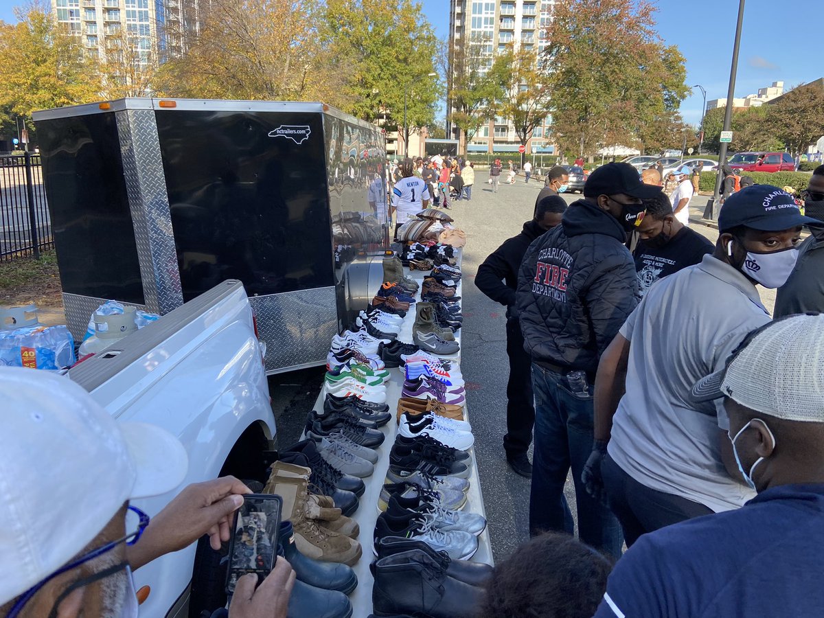 NeptuneFireCLT's tweet photo. Were not done! Another week giving back to the community. Thank you again @blockloveclt #Progressivefirefighters #WeCare #FOPFF #ProgressiveCharlotte #BlockLoveCLT @RegE_TJohnson @CLTgov https://t.co/BVZVGd83rE