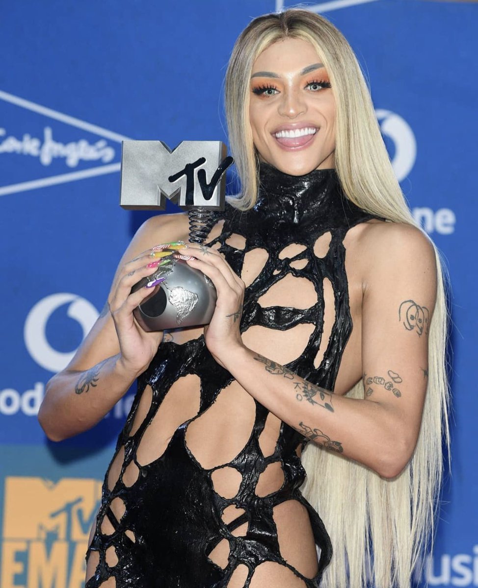 pabllovittar's tweet photo. AAAA É NOSSO! Pela segunda vez muito obrigadaa família! tô muito feliz em poder representar meu país, quero agradecer todos os mutirões de votos, quero agradecer á vocês que ajudaram de alguma forma... não tenho palavras! AMO VOCÊS #EMA2020 ✨🙏🏼✨ https://t.co/JIopgEr9Kt