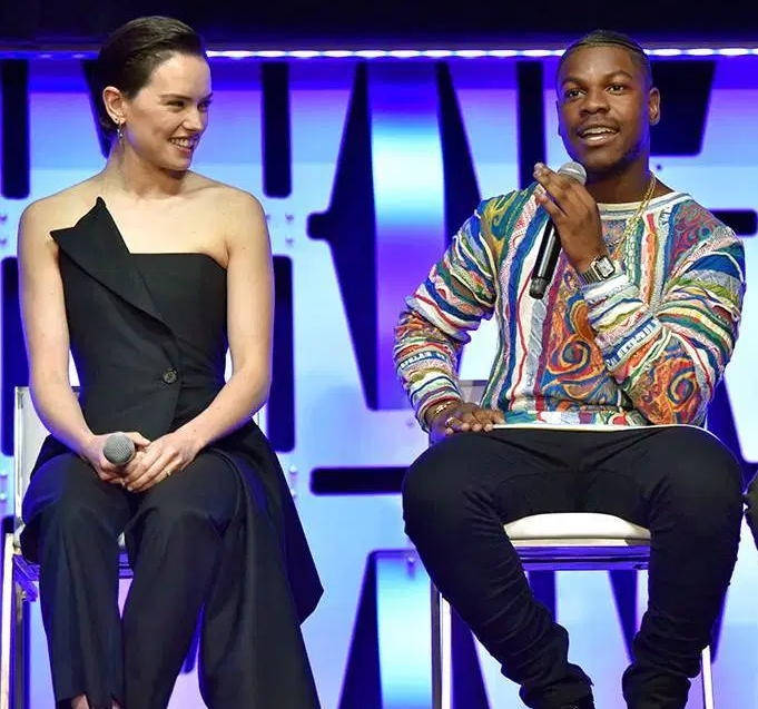 daisy ridley looking at john boyega. a necessary thread: