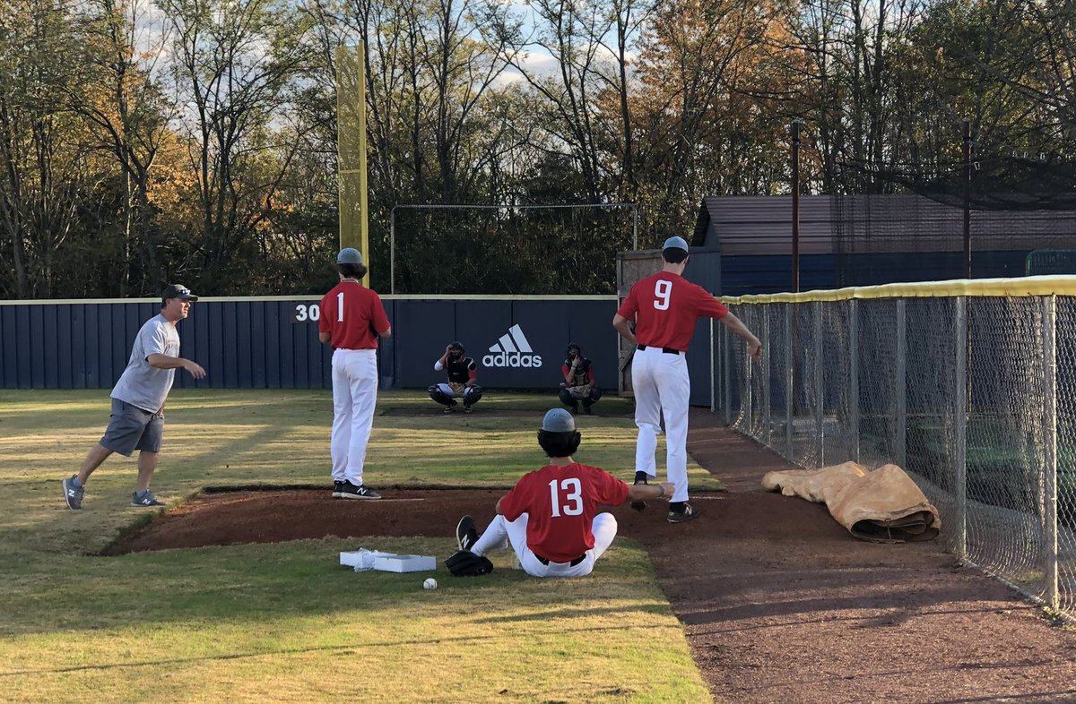 BlueprintBBall_'s tweet photo. @BlueprintBBall_ 16U &amp; 17U taking advantage of 80 degrees in November. #TrainingNeverStop #WorkingTowardNextLevel #BlueprintNation @lapesadilla007 @Darnally @mclaurymike1 @johnriedling https://t.co/qAmgsBwIHk