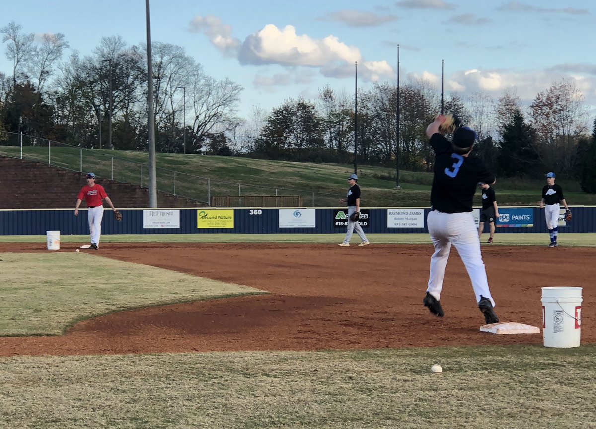 BlueprintBBall_'s tweet photo. @BlueprintBBall_ 16U &amp; 17U taking advantage of 80 degrees in November. #TrainingNeverStop #WorkingTowardNextLevel #BlueprintNation @lapesadilla007 @Darnally @mclaurymike1 @johnriedling https://t.co/qAmgsBwIHk